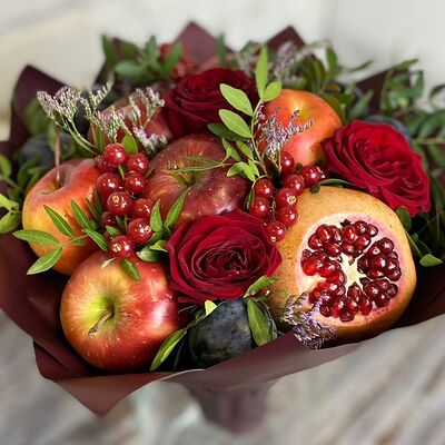Букет фруктов с яблоком, сливой и ягодами в Buketonline - Съедобные букеты и клубника в шоколаде по цене 4389 ₽