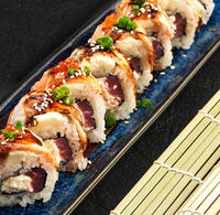 Королевский ролл с угрем в Mojo