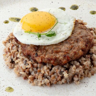 Бифштекс с гречкой в сливочно-грибном соусев Чили пицца по цене 730 ₽