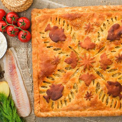 Слоёный пирог с белой рыбой и картофелем в молоке в Пироги по-коми по цене 1799 ₽