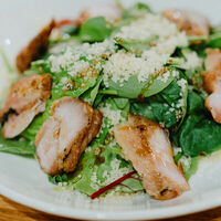 Салат с цыплёнком гриль в Разжигатели