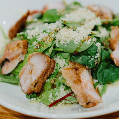 Салат с цыплёнком гриль в Разжигатели по цене 790 ₽