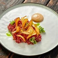 Тартар из оленины с брусничным соусом в Про печь