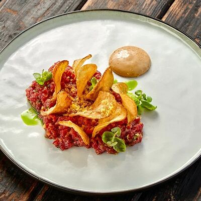 Тартар из оленины с брусничным соусом в Про печь по цене 755 ₽