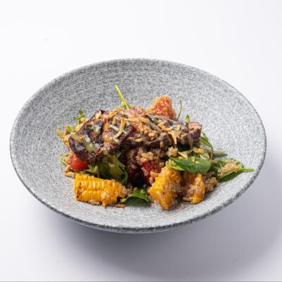 Стейк-салат с кукурузой и киноа в Финнеганс Вейк по цене 890 ₽