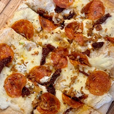 Пепперони с вялеными томатами в Parmigiano Pizza по цене 758 ₽