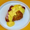Круассан с ветчиной, скремблом и сырным соусомв Coffeeline - кофе и еда по цене 580