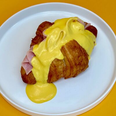 Круассан с ветчиной, скремблом и сырным соусомв Coffeeline - кофе и еда по цене 480 ₽