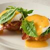 Яйцо Бенедикт с беконом в Macadamia кафе по цене 795