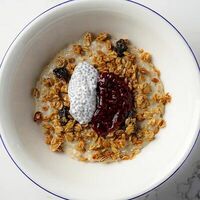Овсяная каша с гранолой, малиновым вареньем и кокосовым чиа в Волгоречье