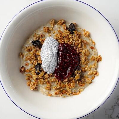 Овсяная каша с гранолой, малиновым вареньем и кокосовым чиа в Волгоречье по цене 280 ₽