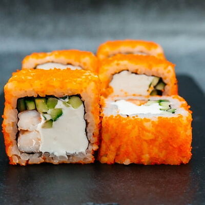 Калифорния сливочная с креветкой в Суши шеф по цене 480 ₽