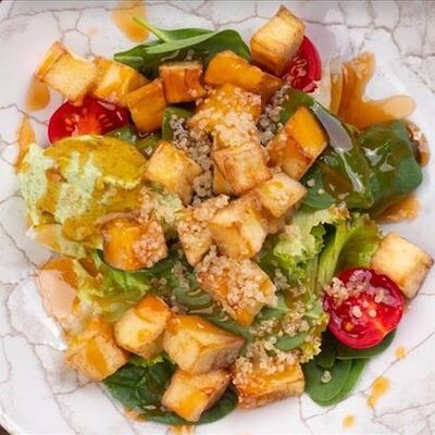 Салат с хрустящими баклажанами Я в Пражский по цене 590 ₽