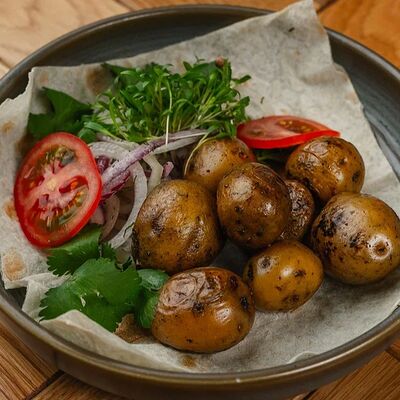 Картофель на мангале в Хурма и мандарин по цене 249 ₽