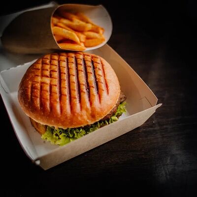 Комбо Восток бургер с курицей (бургер, кола, фри) в Хинкали хаус по цене 650 ₽