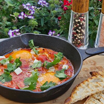 Шакшука из 2 яиц с ремесленным хлебом в Time to Coffee по цене 680 ₽