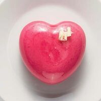 Пирожное Сердечко Love is Клубника-банан в Crazy Brothers