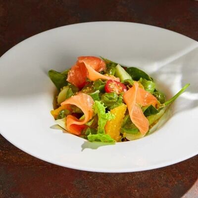 Салат с форелью, авокадо и апельсином в Гастробар DOM по цене 650