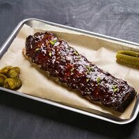 Копченые свиные ребра BBQ острые в Гриль-бар Балкон