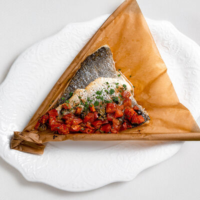 Дорадо в конверте из пергамента с томатами и маслинами в Бибирево по цене 1900 ₽