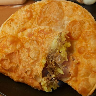 Чебурек Картошка с жареным лучком в Чебуречная Дайте два, пожалуйста по цене 235 ₽