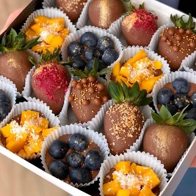 Ассорти в молочном шоколаде Berry Kingdom с манго M в Verria Chocolate - клубника в шоколаде по цене 2890 ₽