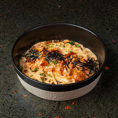 Лапша кимчи с лососем в Sumo Izakaya по цене 870 ₽