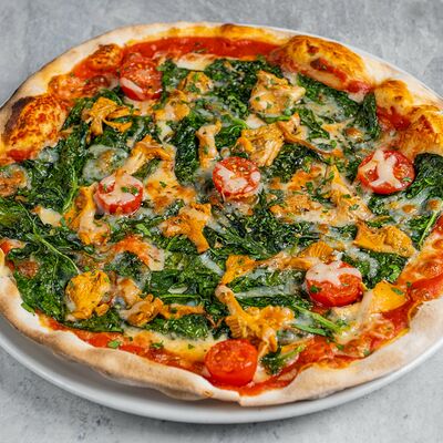 Пицца с лисичками и шпинатом в Bocconcino по цене 1300 ₽