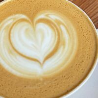Латте в De la coffee