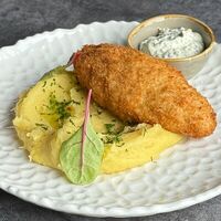 Рубленая котлета из цыпленка с соусом тартар и картофельным пюрев Vivant