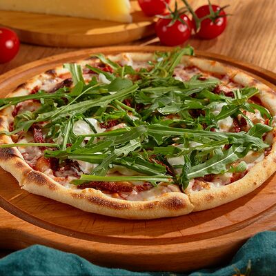 Пицца с сыром страчателла и вялеными томатами в Liman по цене 810 ₽