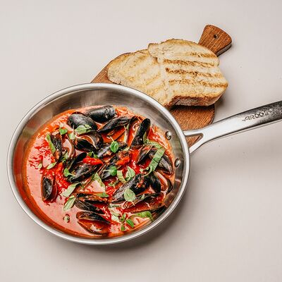 Сковорода мидий с томатным соусом и базиликом в Клёво по цене 1790 ₽