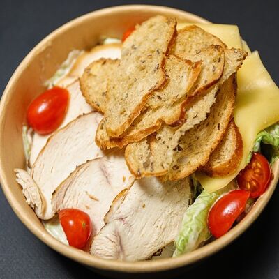 Салат Цезарь с запеченным цыпленком в Рога Лося по цене 410 ₽