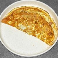 Омлет с беконом, грибами и сыром в В угли