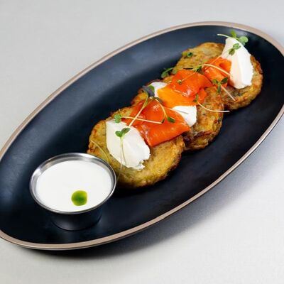 Драники из картофеля с лососем в Гоголь по цене 650 ₽