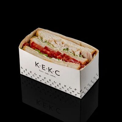 Сэндвич с куриным филе, салатоми соусом цезарь в Кекс по цене 320 ₽