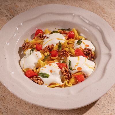 Домашняя паста с маринованными перцами, грецким орехом, сыром пекорино в Luwo по цене 1540 ₽