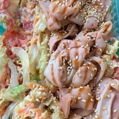 Салат с кальмаром в Шаверма-бар Рыба мОя по цене 480 ₽