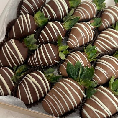 Бокс из 16 клубник в тёмном и молочном шоколаде в Yam Flowers по цене 3350 ₽