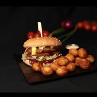 Классический бургер с говядинойв Yacht Cafe Sochi