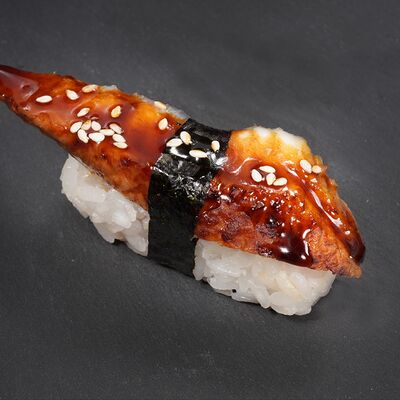 Суши Угорь в Momo Chicken Korean по цене 360 ₽