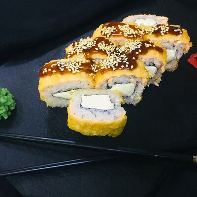 Горячий ролл Филадельфия в Sushiko по цене 809 ₽