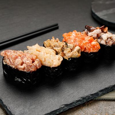 Набор спайси микс в Yuzawa Sushi по цене 630 ₽