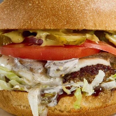 Бургер Telki с грибным жюльеном, моцареллой и соленым огурчиком в Гастробар DOM по цене 1187 ₽