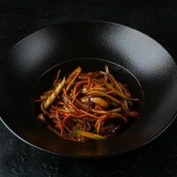Салат из свиных ушей и свежих овощей в Wok café