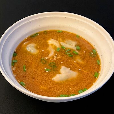 Суп с вонтонами из лосося в Singapore Premium по цене 450 ₽