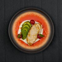Куриная грудка с авокадо и сливочным соусом в Smoky Dock