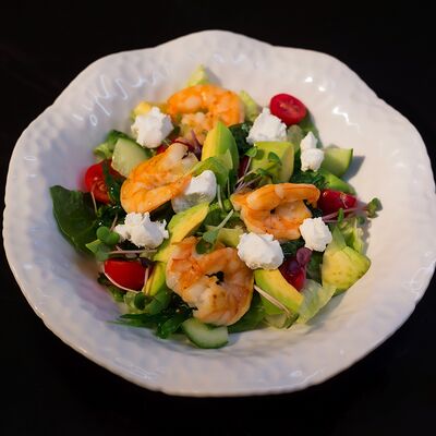 Салат с тигровыми креветками, авокадо, чукой и томатами черри в ореховом соусе в Филин по цене 795 ₽