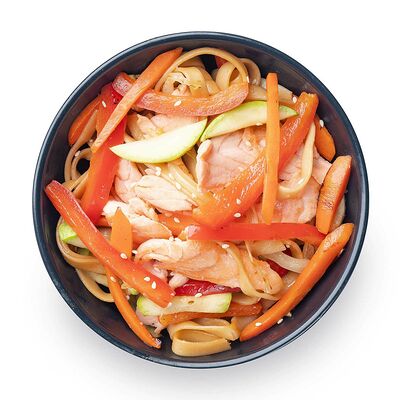 Wok с лососем и овощами в Уми Суши по цене 690 ₽