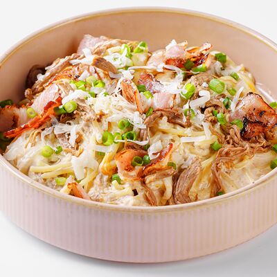 Макароны со рваной свининой и беконом в Gytбаr по цене 898 ₽